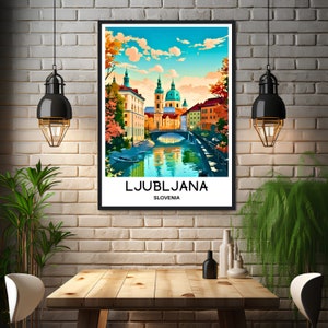 Pu&ograve; includere: Un poster vintage di viaggio con un'illustrazione colorata di Lubiana, Slovenia. Il poster raffigura un fiume che scorre attraverso la citt&agrave; con un ponte e edifici su entrambi i lati. Il testo "LJUBLJANA" e "SLOVENIA" &egrave; stampato nella parte inferiore del poster.