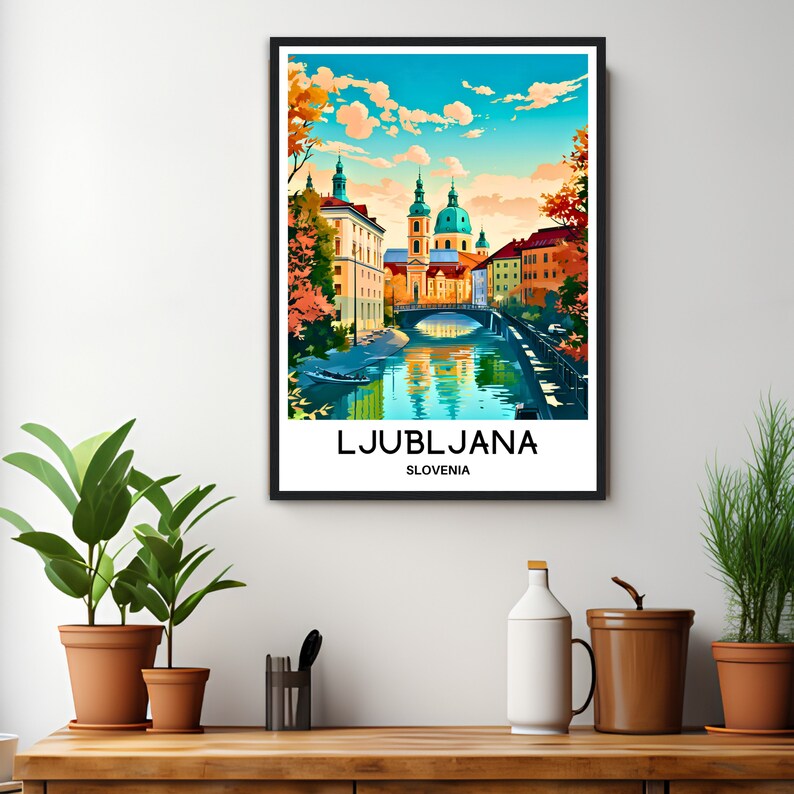 Pu&ograve; includere: Un'illustrazione colorata di Lubiana, Slovenia, con un ponte su un fiume e edifici sullo sfondo. Il testo "LJUBLJANA" e "SLOVENIA" &egrave; stampato sotto l'immagine.