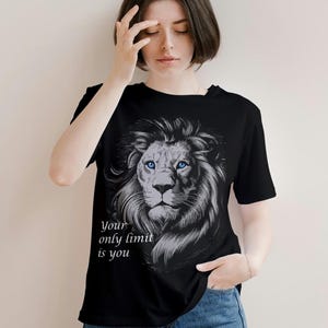 Puede incluir: Camiseta negra con un gr&aacute;fico de la cabeza de un le&oacute;n con ojos azules. El texto "Your only limit is you" est&aacute; impreso debajo del le&oacute;n.