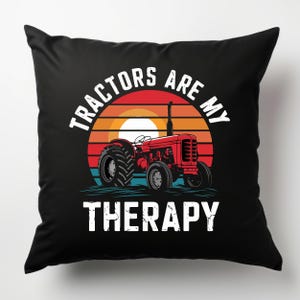Pu&ograve; includere: Cuscino nero con grafica di un trattore rosso su sfondo tramonto. Il testo bianco "TRACTORS ARE MY THERAPY" &egrave; stampato. Il cuscino quadrato &egrave; adatto per l'arredamento della casa.