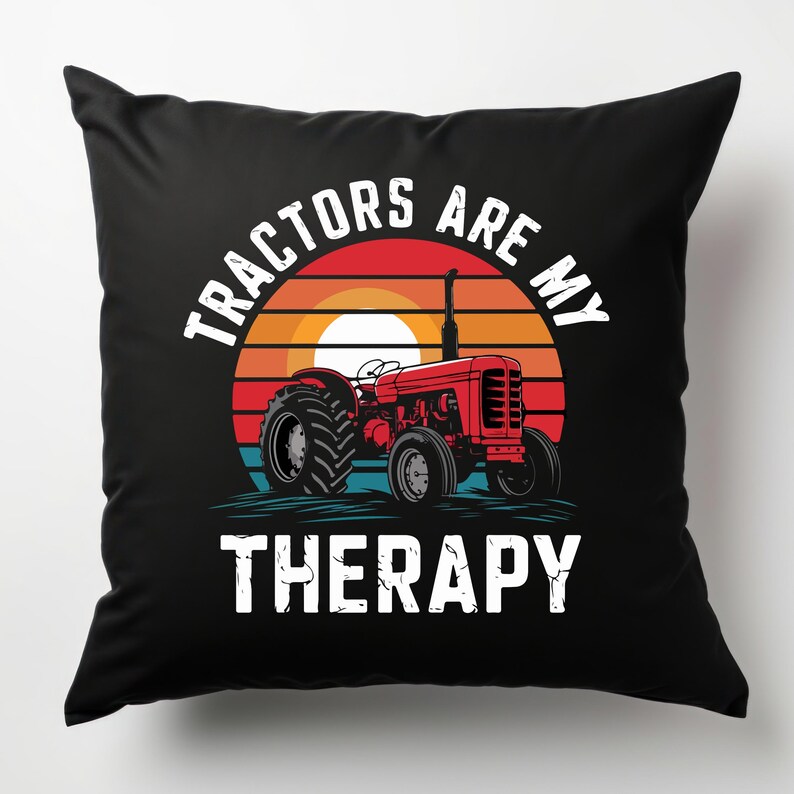 Pu&ograve; includere: Cuscino nero con grafica di un trattore rosso su sfondo tramonto. Il testo bianco "TRACTORS ARE MY THERAPY" &egrave; stampato. Il cuscino quadrato &egrave; adatto per l'arredamento della casa.
