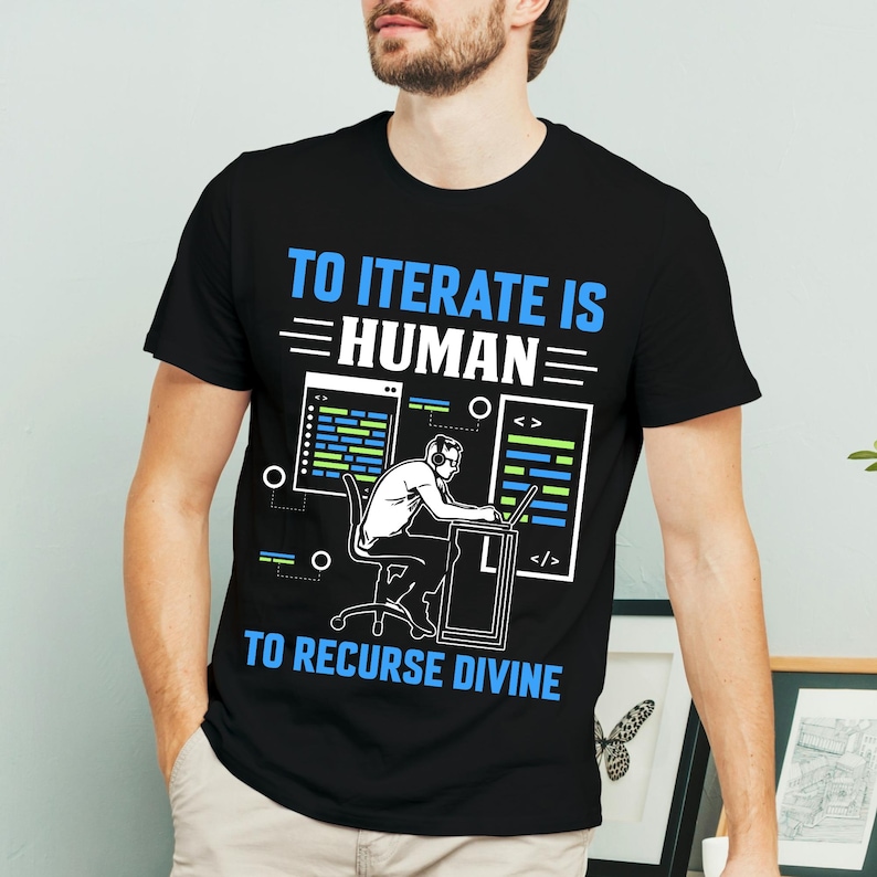 Puede incluir: Camiseta negra con el texto "TO ITERATE IS HUMAN TO RECURSE DIVINE" en azul y blanco. El dise&ntilde;o muestra a una persona codificando en un port&aacute;til con ventanas de c&oacute;digo. Para programadores.