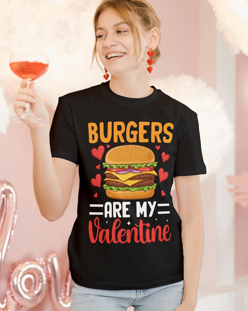 Pu&ograve; includere: Maglietta nera con una grafica di un hamburger e il testo "Burgers are my Valentine".