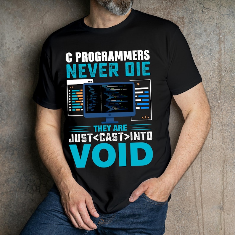 Puede incluir: Camiseta negra con tem&aacute;tica de programaci&oacute;n inform&aacute;tica. La camiseta presenta el texto "C PROGRAMMERS NEVER DIE" en blanco y azul, junto con un gr&aacute;fico de pantalla de ordenador y las palabras "THEY ARE JUST <CAST> INTO VOID."