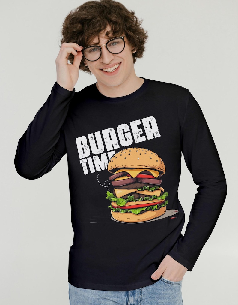Pu&ograve; includere: Maglietta a maniche lunghe nera con una grafica bianca di un hamburger e il testo "Burger Time".