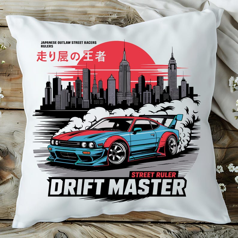 Puede incluir: Coj&iacute;n blanco con un gr&aacute;fico de un coche deportivo azul y rojo a la deriva frente a un horizonte urbano y un sol rojo. El texto incluye "JAPANESE OUTLAW STREET RACERS" y "DRIFT MASTER".