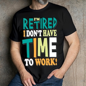 Może przedstawiać: Czarny t-shirt z napisem "I'M RETIRED I DON'T HAVE TIME TO WORK!" w kolorze turkusowym, pomarańczowym, ż&oacute;łtym i białym. Koszulka jest noszona przez osobę z siwą brodą i niebieskimi dżinsami.