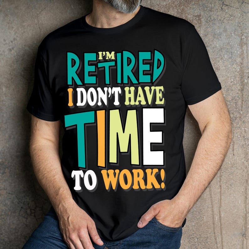 Może przedstawiać: Czarny t-shirt z napisem "I'M RETIRED I DON'T HAVE TIME TO WORK!" w kolorze turkusowym, pomarańczowym, ż&oacute;łtym i białym. Koszulka jest noszona przez osobę z siwą brodą i niebieskimi dżinsami.