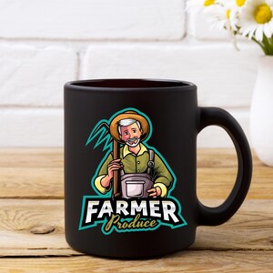 Pu&ograve; includere: Tazza in ceramica nera con un disegno di contadino dei cartoni animati. Il contadino indossa un cappello di paglia e una tuta e tiene una zappa. La tazza ha le parole "FARMER Produce". La tazza &egrave; su una superficie di legno.