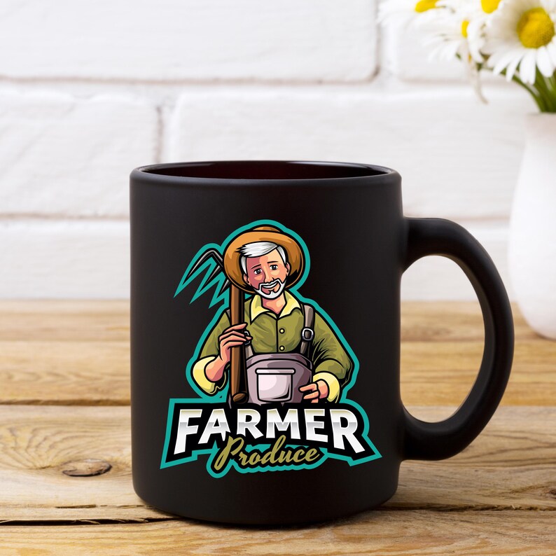 Pu&ograve; includere: Tazza in ceramica nera con un disegno di contadino dei cartoni animati. Il contadino indossa un cappello di paglia e una tuta e tiene una zappa. La tazza ha le parole "FARMER Produce". La tazza &egrave; su una superficie di legno.
