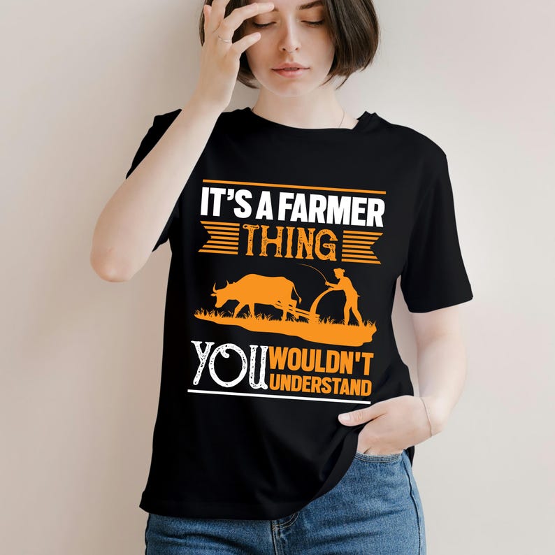 Pu&ograve; includere: T-shirt nera con la scritta bianca e arancione "IT'S A FARMER THING YOU WOULDN'T UNDERSTAND". La maglietta presenta una grafica arancione di un contadino che ara un campo con un toro.