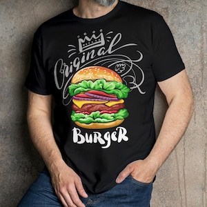Pu&ograve; includere: Maglietta nera con una corona bianca e il testo "Original Burger" in un font stilizzato. Sotto il testo &egrave; raffigurato un hamburger di cartone animato con lattuga, pomodoro, cipolla, formaggio e un hamburger di carne.