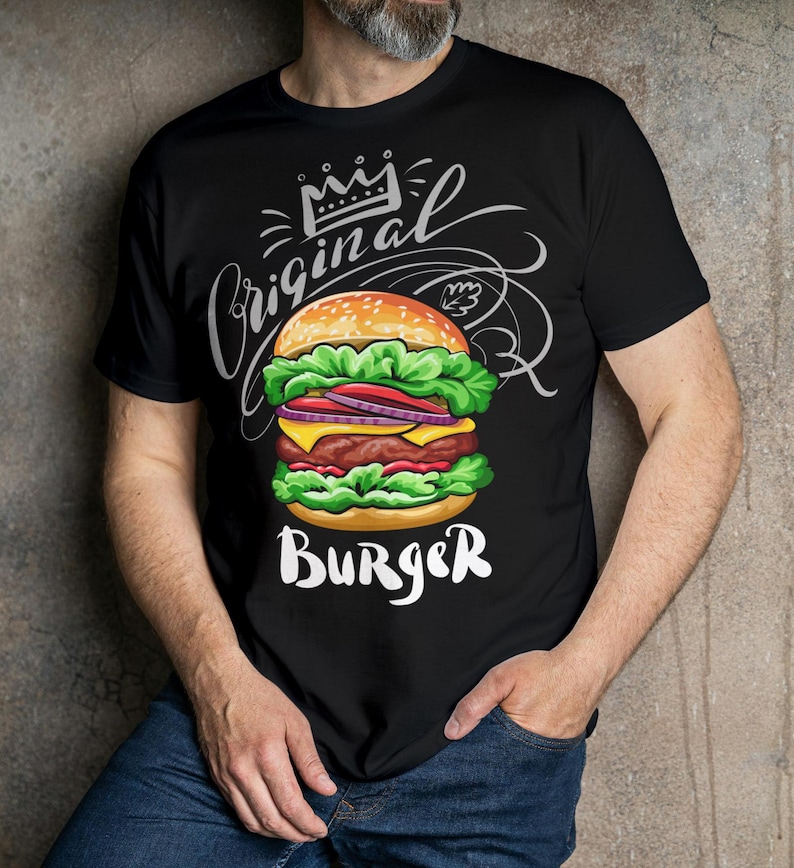 Pu&ograve; includere: Maglietta nera con una corona bianca e il testo "Original Burger" in un font stilizzato. Sotto il testo &egrave; raffigurato un hamburger di cartone animato con lattuga, pomodoro, cipolla, formaggio e un hamburger di carne.