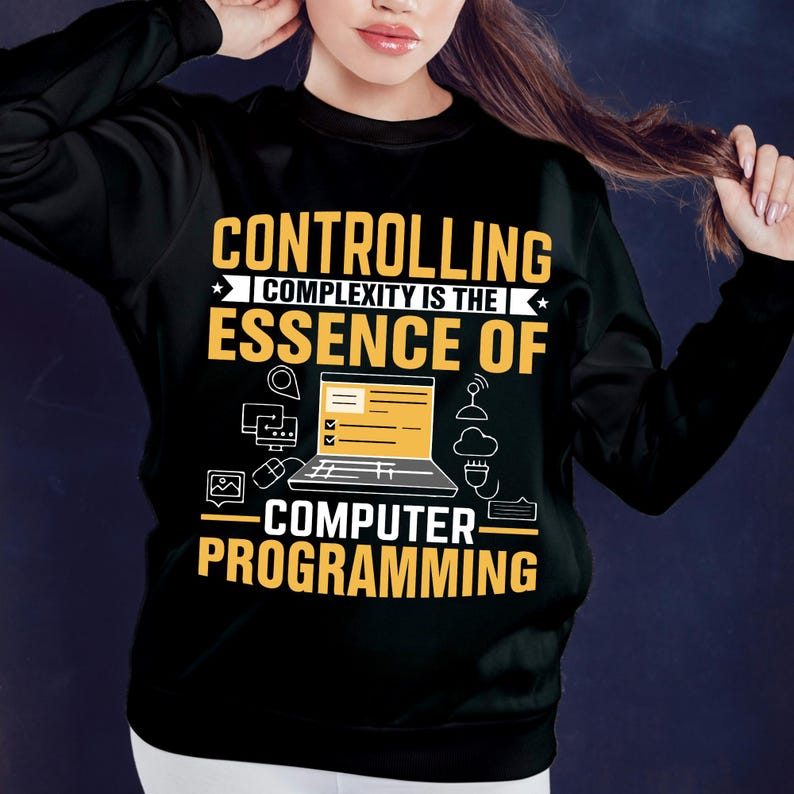 Puede incluir: Sudadera negra con el texto "CONTROLLING COMPLEXITY IS THE ESSENCE OF COMPUTER PROGRAMMING" en amarillo y blanco. El dise&ntilde;o incluye un port&aacute;til, iconos y un s&iacute;mbolo wifi.