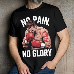 Peut inclure: T-shirt noir avec un graphique d'un boxeur portant des gants de boxe rouges. Le texte "NO PAIN, NO GLORY" est imprim&eacute; sur le t-shirt.