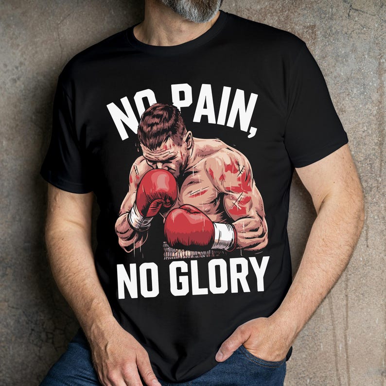 Peut inclure: T-shirt noir avec un graphique d'un boxeur portant des gants de boxe rouges. Le texte "NO PAIN, NO GLORY" est imprim&eacute; sur le t-shirt.