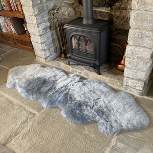 Grauer Schaffell Teppich, doppelt gehäkelte neuseeländische Schaffelldecke, 70 x 150 cm