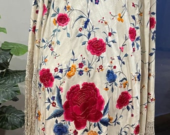 Antike weiße Seide Canton Klavier Schal Hand bestickt rote Rose Blumen Fransen Schal Vintage chinesische Textil 140 x 135 cm
