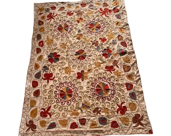Antiker handgemachter Suzani Tapisserie-Wandbehang bestickte Textilkunst 5 Fuß 8 Zoll x 3 Fuß 11 Zoll Vintage Boho-Dekor
