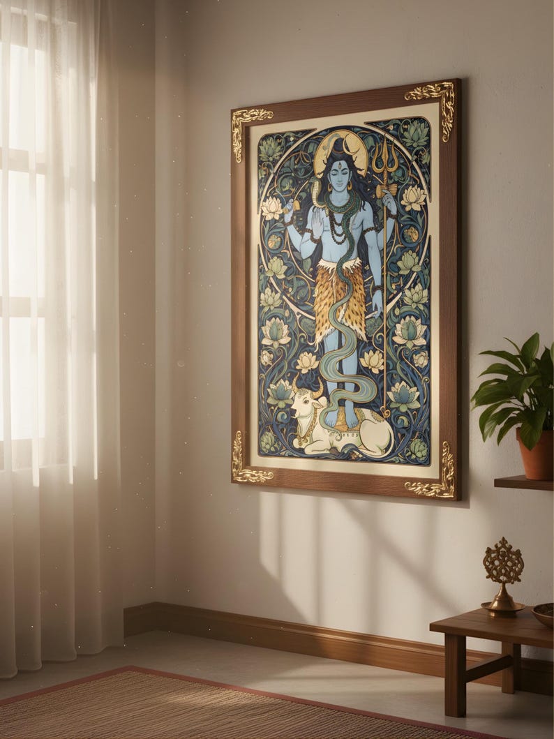Peut inclure: Une &oelig;uvre d'art encadr&eacute;e repr&eacute;sentant une divinit&eacute; &agrave; la peau bleue avec plusieurs bras, tenant un trident et orn&eacute;e de bijoux. L'&oelig;uvre pr&eacute;sente un fond floral d&eacute;taill&eacute; et est encadr&eacute;e dans un bois fonc&eacute; avec des accents dor&eacute;s. Un taureau blanc est &agrave; ses pieds.
