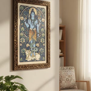 Peut inclure: Une &oelig;uvre d'art encadr&eacute;e repr&eacute;sentant une divinit&eacute; bleue avec des d&eacute;tails dor&eacute;s et un halo, sur fond de motifs floraux bleus et verts. L'&oelig;uvre est dans un cadre en bois marron orn&eacute;. L'image est d'une divinit&eacute; hindoue.