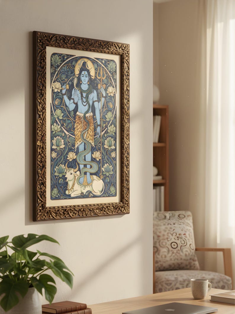 Peut inclure: Une &oelig;uvre d'art encadr&eacute;e repr&eacute;sentant une divinit&eacute; bleue avec des d&eacute;tails dor&eacute;s et un halo, sur fond de motifs floraux bleus et verts. L'&oelig;uvre est dans un cadre en bois marron orn&eacute;. L'image est d'une divinit&eacute; hindoue.