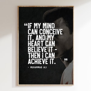Può includere: Stampa incorniciata in bianco e nero con un ritratto di Muhammad Ali. La stampa include una citazione in testo bianco: "IF MY MIND CAN CONCEIVE IT, AND MY HEART CAN BELIEVE IT - THEN I CAN ACHIEVE IT." La citazione è attribuita a Muhammad Ali.