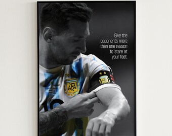 リオネル・メッシ ポスター サッカー ジャージ アルゼンチン ポスター サッカー 名言 メッシ ウォールアート 白黒 サッカー 彼へのギフト「あなたの足元を見つめて」