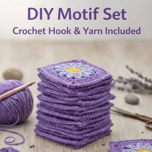 Könnte beinhalten: Ein Stapel quadratischer, lila Häkelmotive mit einem Gänseblümchen-Design. Das Bild zeigt auch einen Knäuel lila Garn, einen Häkelhaken und den Text "DIY Motif Set Crochet Hook & Yarn Included".