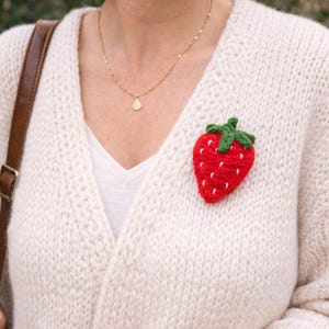 Aplique o broche de fresa a crochet: Parche de fruta roja hecho a mano
