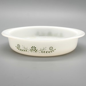 Peut inclure: Plat à four ovale blanc avec un motif floral vert sur le bord. Le plat a un design simple et classique, idéal pour servir ou cuire. Le motif floral vert ajoute une touche de charme vintage.