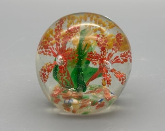 Art vintage en verre, presse-papiers floral en verre transparent soufflé à la main avec fleurs rouges oranges, décoration de bureau, pièce d'exposition à collectionner
