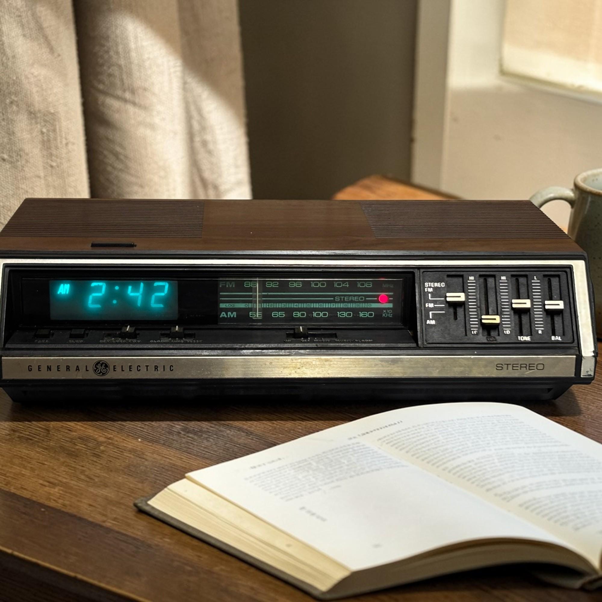 General Electric Stereo AM FM Electronic Digital Clock Radio