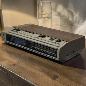 General Electric 7-4639A Vintage AM FM Digital Clock Radio Retro Bedside GE Brown Electronic | See Description