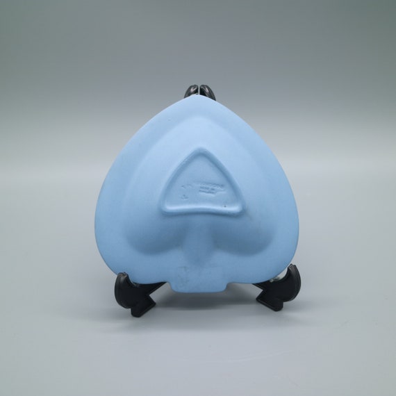 英国ヴィンテージ ウェッジウッド ジャスパーウェア製 ハート型ボックス 小物入れ ペールブルー 英国ヴィンテージ ウェッジウッド ジャスパーウェア製 ハート型