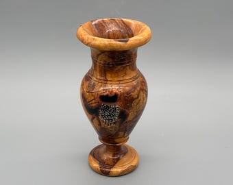 Jarrón vintage de madera tallada con diseño de camello pintado y detalles incrustados / Recipiente rústico decorativo de madera