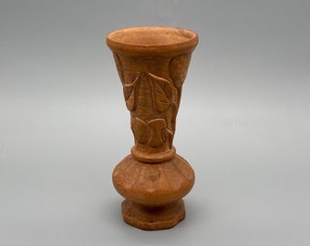 Jarrón vintage de madera tallada a mano con motivos florales y de hojas. Recipiente rústico decorativo de madera tallada.
