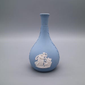 Jarrón vintage Wedgwood Jasperware con forma de Cupido y Vides Azul de 12,7 cm / Hecho en Inglaterra