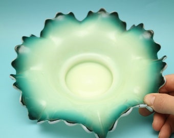 Verre antique victorien crème anglaise à panier de mariée à volants vert foncé bol cannelé | Verre à l'uranium