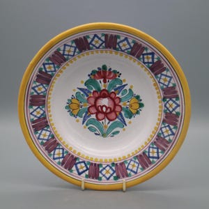 Plato floral de mayólica de Modra Eslovaquia vintage de 8 pulgadas, pintado a mano, arte popular de cerámica con borde amarillo