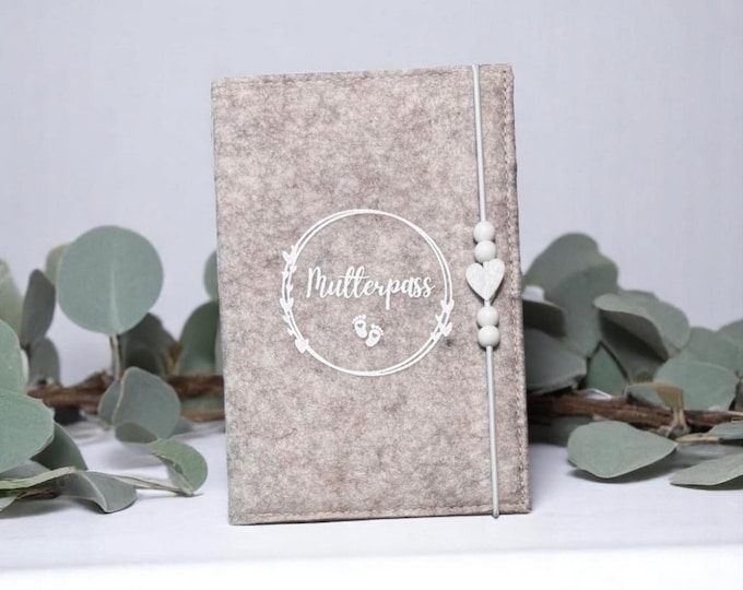 Maternity record cover felt | Cover for maternity record with heart detail | Gift for expectant mothers | Pregnancy