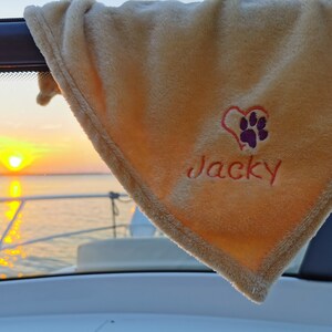 Personalized Dog Blanket with Name - Embroidered Cuddly Blanket for Dogs & Cats - Puppy Gift - Pet Blanket in 13 Colors/ 2 Sizes
