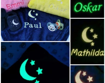 LEUCHTENDE DECKE, Personalisierte Kuscheldecke, Bestickte Namensdecke, Geburtstagsgeschenk, Wohndecke, Glow in the Dark, 9 Farben, 70x100 cm