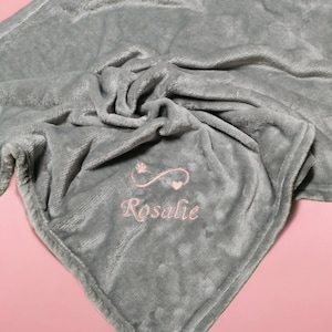 Personalized Dog Blanket with Name - Embroidered Cuddly Blanket for Dogs & Cats - Puppy Gift - Pet Blanket in 13 Colors/ 2 Sizes