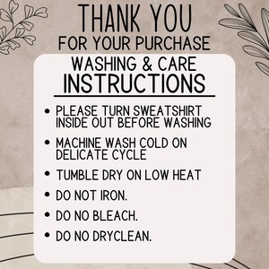 Puede incluir: Una tarjeta blanca con texto negro que describe las instrucciones de lavado y cuidado de una sudadera. El texto dice: "THANK YOU FOR YOUR PURCHASE WASHING & CARE INSTRUCTIONS &bull; PLEASE TURN SWEATSHIRT INSIDE OUT BEFORE WASHING &bull; MACHINE WASH COLD ON DELICATE CYCLE &bull; TUMBLE DRY ON LOW HEAT &bull; DO NOT IRON. &bull; DO NO BLEACH. &bull; DO NO DRYCLEAN."