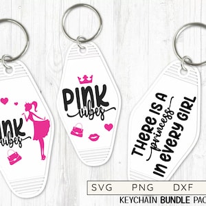 Puede incluir: Tres diseños de llaveros con texto rosa y negro sobre fondo blanco. El primer llavero presenta una silueta rosa de una mujer con una corona y el texto "PINK vibes". El segundo llavero presenta el texto "PINK vibes" con una corona, un bolso y labios. El tercer llavero presenta el texto "THERE IS A princess IN EVERY GIRL".