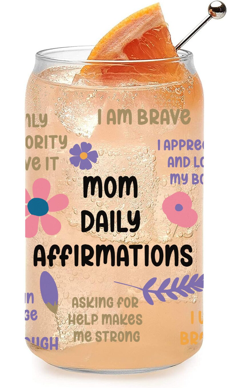 K&ouml;nnte beinhalten: Eine durchsichtige Glasdose mit einer rosa Grapefruit-Scheibe oben drauf. Die Dose hat ein florales Design und einen Text, der "Mom Daily Affirmations" lautet und S&auml;tze wie "Ich bin mutig", "Hilfe zu bitten macht mich stark" und "Ich sch&auml;tze und liebe meinen K&ouml;rper" enth&auml;lt.