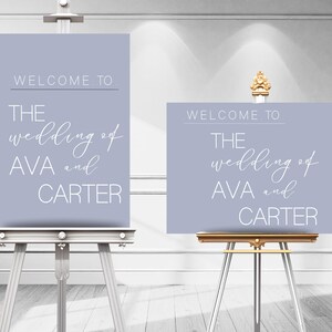 Puede incluir: Dos carteles de bienvenida de boda de color púrpura claro con texto blanco sobre caballetes. El texto dice "WELCOME TO THE wedding of AVA and CARTER". Un letrero es rectangular y el otro cuadrado.