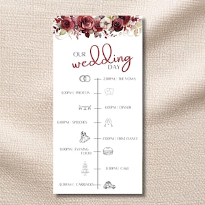 Könnte beinhalten: Eine vertikale Hochzeits-Tagesablaufkarte mit burgunderfarbenen floralen Akzenten oben. Die Karte zeigt die Worte "Our Wedding Day" und einen Zeitplan mit "The Vows", "Photos", "Dinner", "Speeches", "First Dance", "Evening Food" und "Cake".