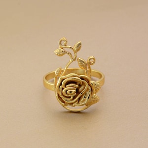 Anillo vintage con rosas: elegante joya floral dorada con un toque llamativo